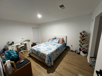 Looking for a roommate  Main Photo