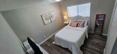 🌸 Cozy Upstairs Room for Rent – Female Preferred 🌸 Main Photo