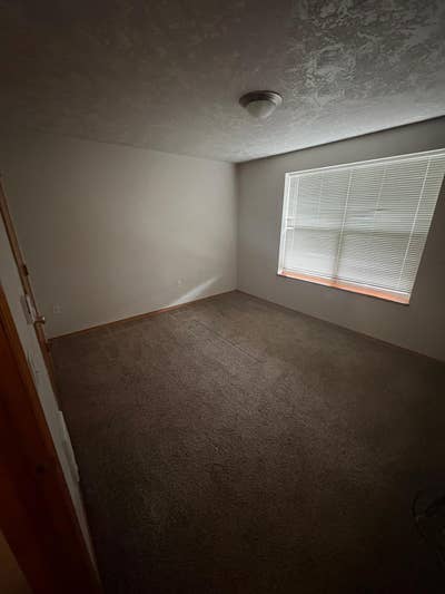 Looking for a quiet and responsible roommate 😊 Main Photo