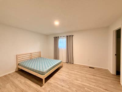 Large Room for Rent with Queen Size Bed & Walk_in Main Photo
