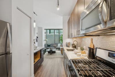 Spacious Modern 1 Bed 1 Bath in Historic Oak Park  Main Photo