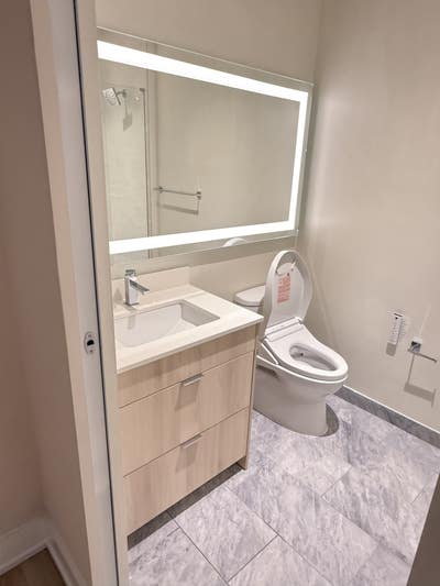 A studio with amazing finishes, tall ceilings Main Photo