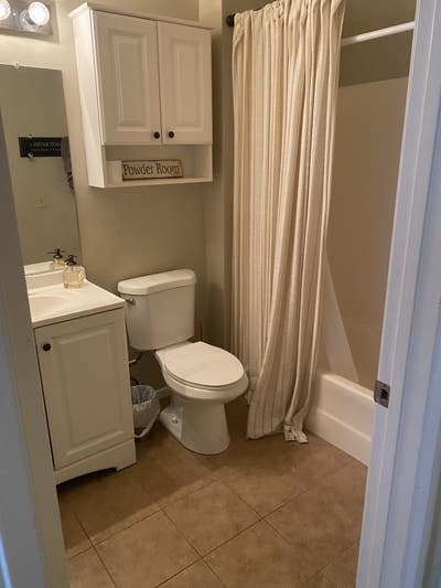 Room for rent with private bathroom in Simi Valley Main Photo