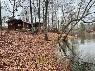 Quiet Lakefront 1BRBA Single_Family Home w Screene Main Photo