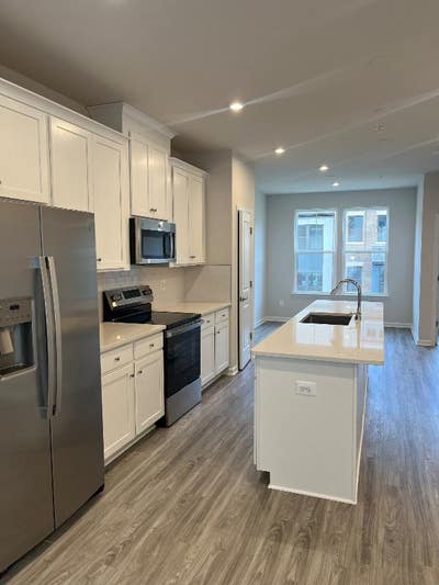 1st Floor Private Bedroom w Ensuite Bath Near UMD Main Photo