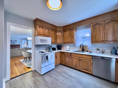 Furnished, allinclusive room in a quiet brick home Main Photo