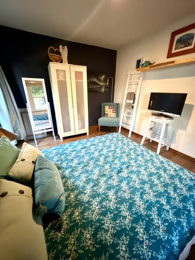 Bright -clean room with private access and patio Main Photo