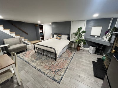Bright Basement bedroom with private bathroom Main Photo