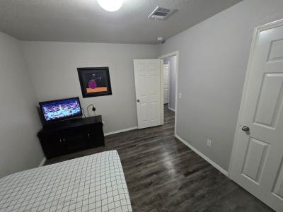 Furnished room for 600 Main Photo