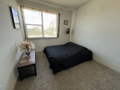 100 sq ft room available Main Photo