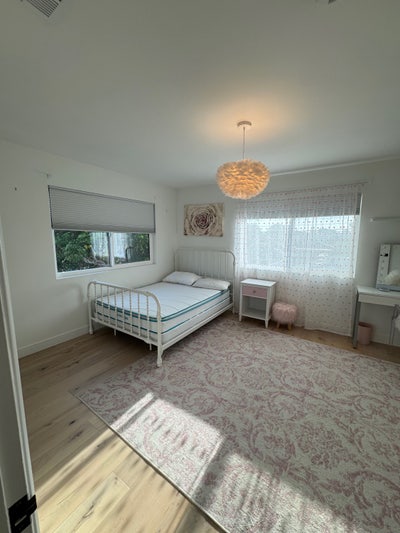 Large room in modern Venice house with shared bath Main Photo