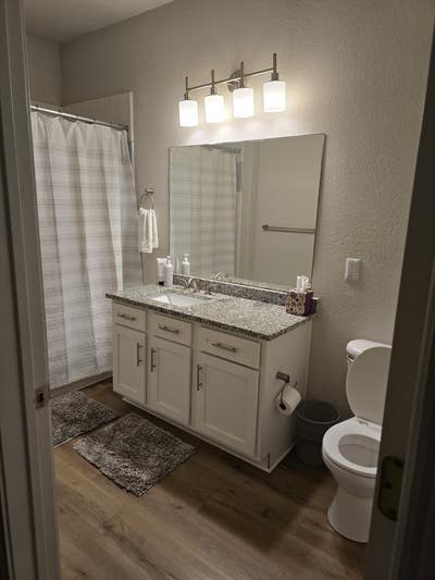 The room and property are located in a great area  Main Photo