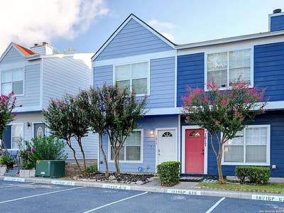 Quaint town home Main Photo