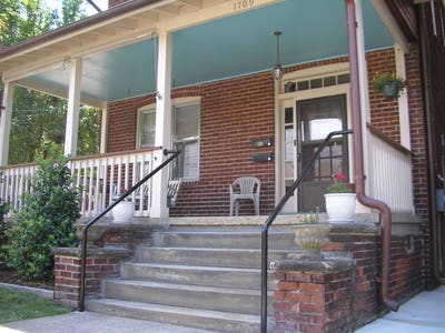 Large One Bedroom in Duplex Main Photo