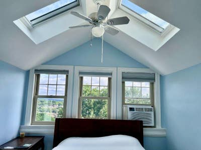 One_BRsmall full bath on private third floor in b Main Photo