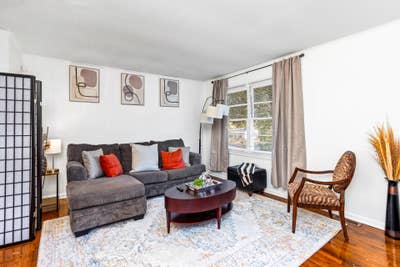 Calm Room in Warm shared home near Airport! Main Photo