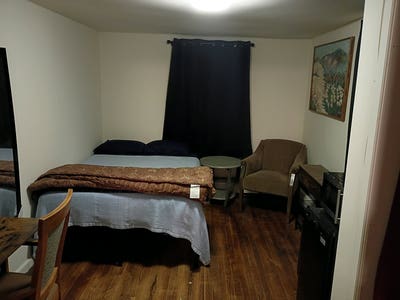 Cozy room available, private entrance, safe area Main Photo