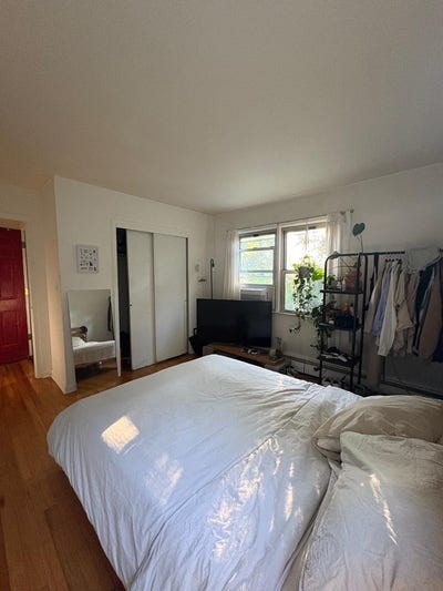 Room to rent in spacious house in Huntington Main Photo