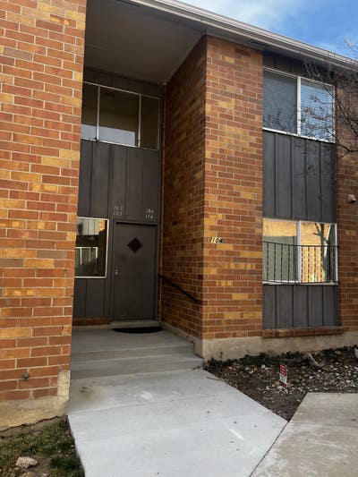 Room for rent in condo  Main Photo