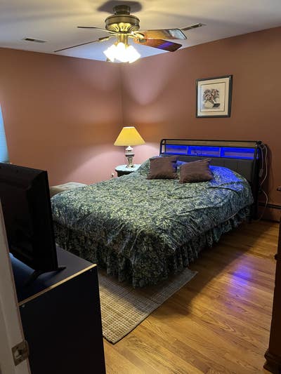 Master bedroom w/private bath for rent .  Main Photo