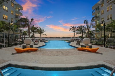 2/2 in luxury complex on the water Main Photo