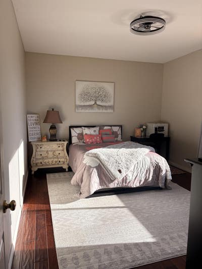 Large room beautiful quite neighborhood  Main Photo