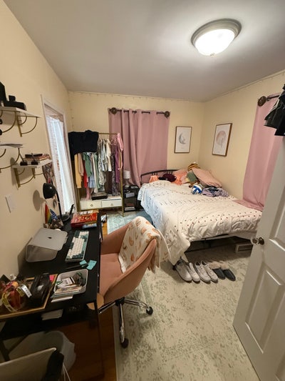 Spacious Room with Private Bathroom Available! Main Photo