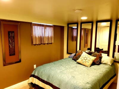 Private bed and bath near the airport Main Photo