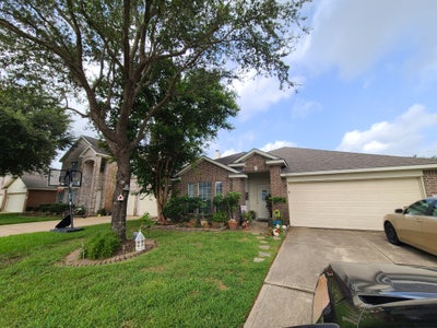 Quiet affluent home, shared bath Main Photo