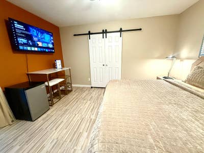 Private Entrance Room in Arlington | Private BathM Main Photo