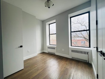  Private bathroom in spacious 3 Bed  Main Photo