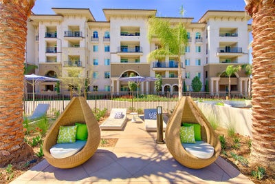 Huge Master bedroom in luxury apartment Main Photo