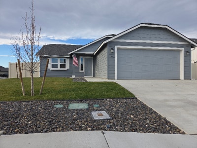 Single Room with Bathroom in Grandview | $mon | 6 Main Photo