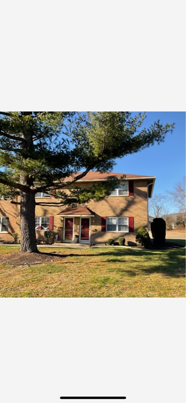 Nice End Unit Condo with Deck (10X20). Pool and Te Main Photo