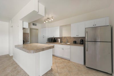 Newlyrenovated Chandler House with extra large roo Main Photo