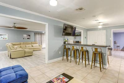 Spacious 4BR Home w Parking, WiFi & InHome Laundry Main Photo