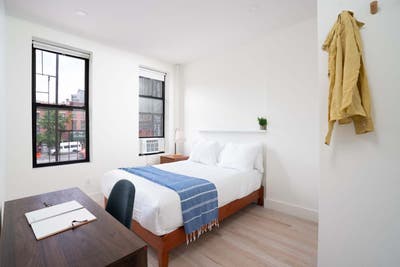 Williamsburg apt w/ full-sized beds Main Photo