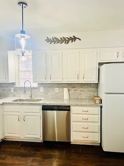 Generous place in Duncanville Main Photo