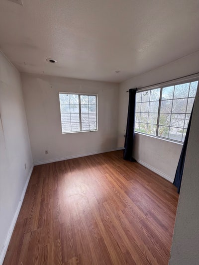 Room in Valencia Home- great location  Main Photo