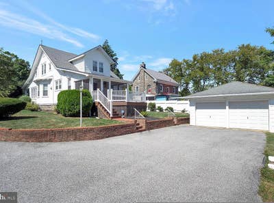 Furnished room – ideal for business professional Main Photo