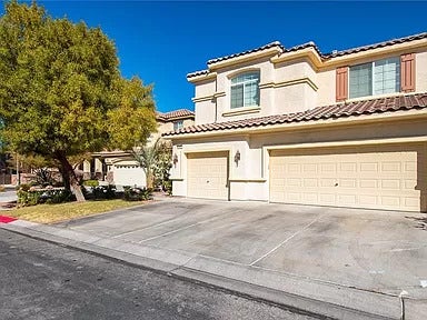 Garage space, private bath, plus bonus room Main Photo