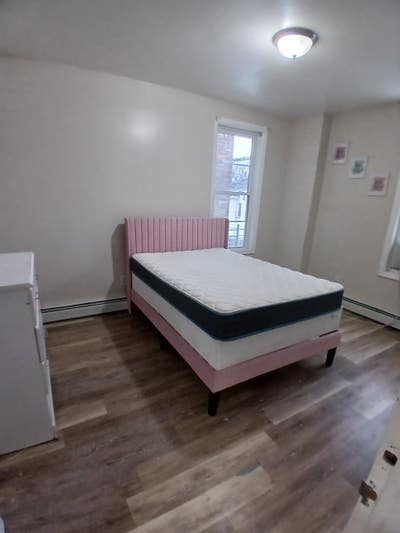 Room in a private and quiet neighborhood  Main Photo