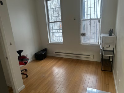 Small room Main Photo