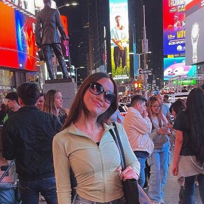 Professional Female seeks a small or large room Main Photo