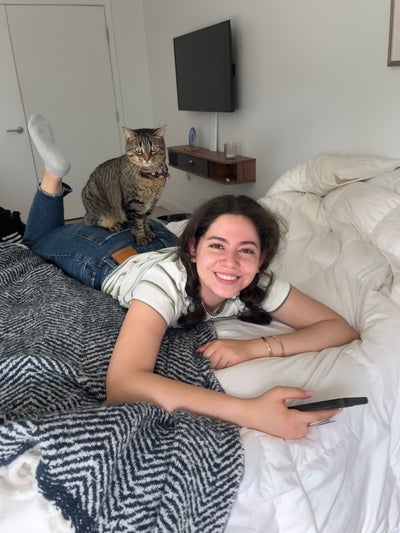 $150 Budget, 25 Female, Move Soon Main Photo