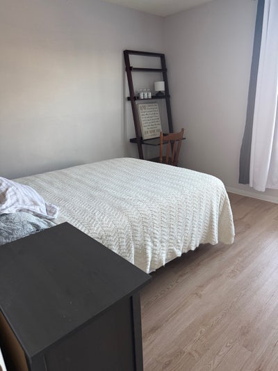 Perfect location and clean room  Main Photo