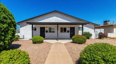 Perfect Student Housing!_Modern _Bedroom Duplex N Main Photo