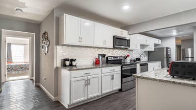  Newlyrenovated  18 min from downtown | Private su Main Photo