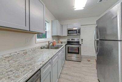 English Avenue Home, a 4 minute walk to transit st Main Photo