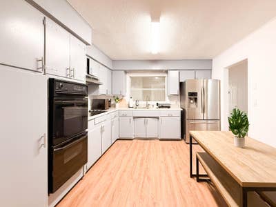 Center of  Tampa !! Close to Everything . Bus Stop Main Photo